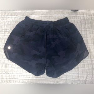 Lululemon Hotty Hots || Black Camo || Size 2, 4”